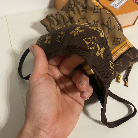 Louis Vuitton mask and silk bag - Picture 5 of 9